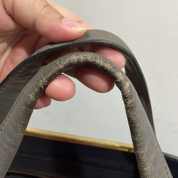 Vincis Bench Leather hand bag original. Standard size. Used . Condition 9/10 - Picture 9 of 14